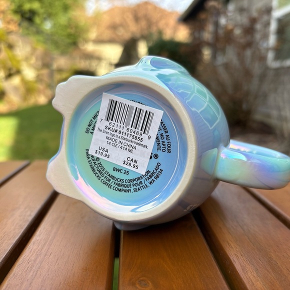 ❄️STARBUCKS❄️ LIMITED EDITION PENGUIN MUG WITH LID. WINTER 2025 - Picture 4 of 5